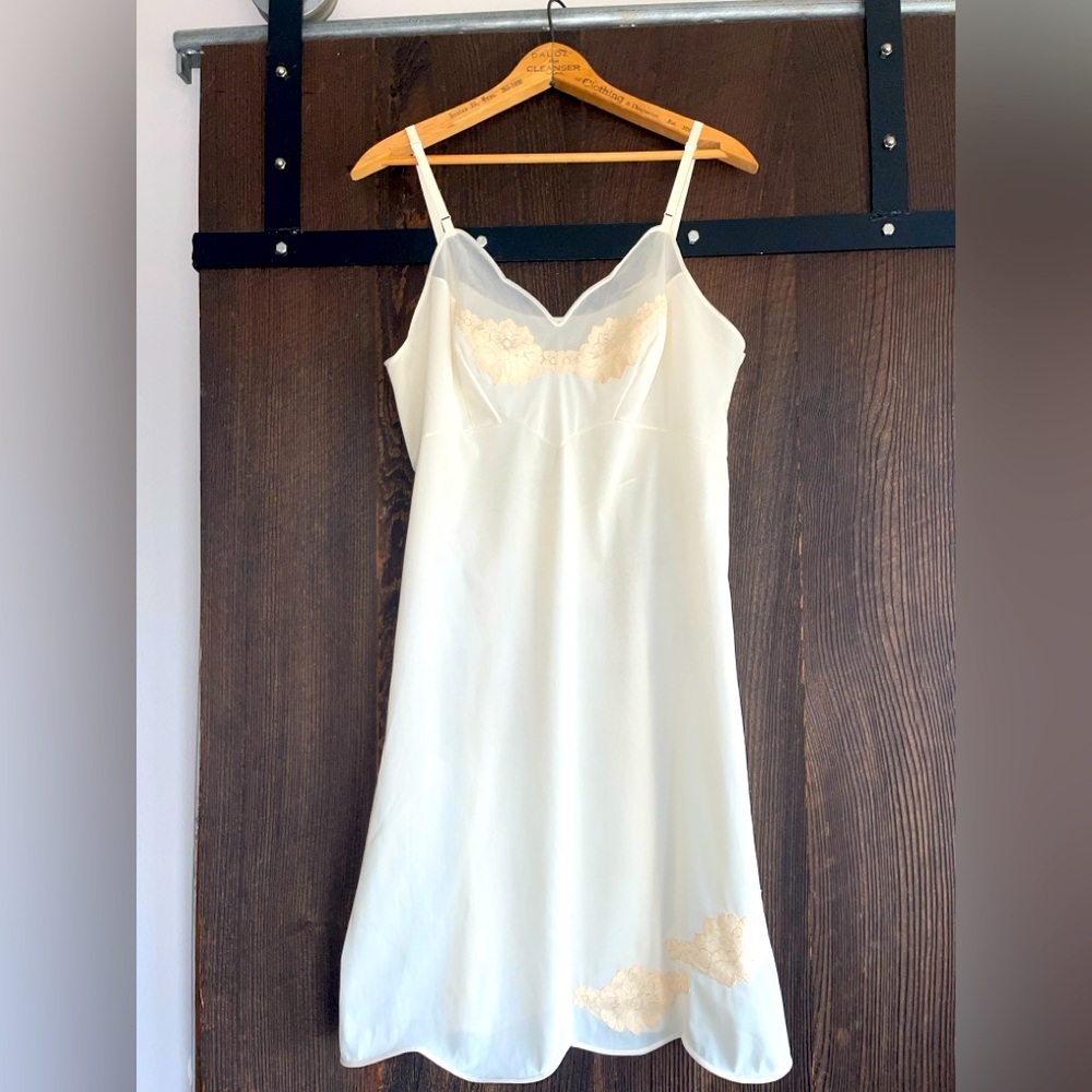 Vintage Vanity Fair Light Blue Label 1950s Cream scalloped hem full slip Size 38